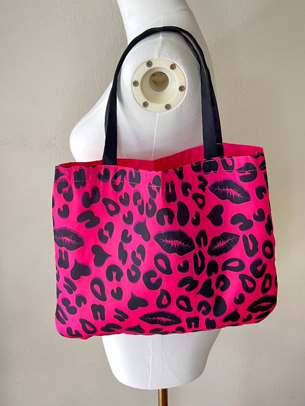 Hot Pink Leopard Print Y2K McBling Style Medium Tote Bag Black Hearts & Lips